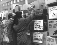 Na papírovou hradbu psali demonstranti vzkazy a hesla, Blanka Steunerová, konec roku 1989