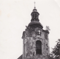 Věž římskokatolického kostela sv. Anny v Andělce. Foceno v letech, kdy už Hanauerovi bydleli zpátky na Vysočině