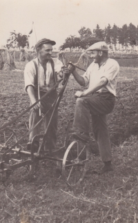 Bedřich Hanauer starší (vlevo) s úsměvem a v rozpravě s rolníkem Šimkem