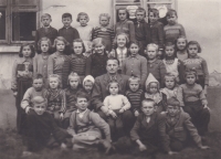 Jednotřídní národní škola v Květinově v listopadu 1951, kde tehdy učil pan Doubek. V poslední řadě třetí zprava Bedřich Hanauer mladší a hned vedle něj sestra Marie