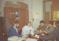 Jednání demokratické iniciativy na počátku 90. let 20. století (K. Štindl v bílé košili)