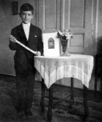 Vladimír Šiler na snímku ze slavnosti prvního přijímání / pravděpodobně 1959