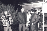 Polistopadové události v Přibyslavi roku 1989. Pavel Jajtner na fotografii zády. Z fotoarchivu Ladislava Hladíka