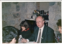 Svatba Petra Broda s Leou Šmídovou, 28. března 1992. Po levici pamětníka svědkyně MUDr. Marie Kopřivová