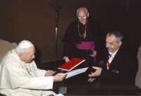 Pavel Jajtner předává pověřovací listiny papeži Janu Pavlovi II., duben 2003