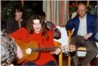 Exilové setkání ve Frankenu, září 1989. Zleva Eva Steigerová (žena karikaturisty Ivana Steigera), Jana Schulzová (žena Milana Schulze, kolegy pamětníka ze Svobodné Evropy), zpívá a hraje Dáša Vokatá 