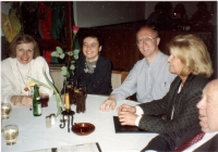 With his wife Leo (right) in Munich with friends, about 1994