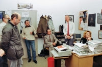 Počátek listopadových dní roku 1989 ve Svobodné Evropě, zleva: Vladimír Kusín, Karel Moudrý, Ivan Cikl, Petr Brod, Lída Rakušanová