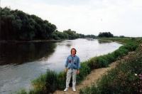 Jiří Barteček na levém břehu hraniční řeky Moravy v Záhorské Vsi na Slovensku / léto 1990