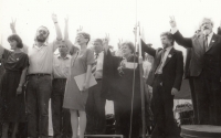Volební kampaň, 1990, ZB druhý zleva (zprava V. Komárek, I. Havel, V. Chramostová)