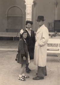 Bohumila Jindrová with mummy and daddy in 1946