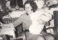 Bohumila Jindrová po narození dcery Markéty o Vánocích roku 1969