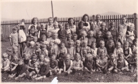 Johann im Kindergarten in Neuern1944 (vorne mit Hosentragern)