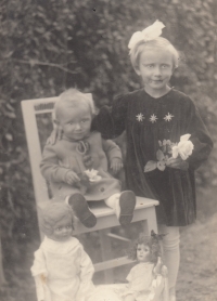 Marie se sestrou, asi rok 1937