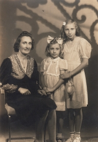 Marie s maminkou a sestrou, 1943