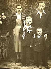 pamätníčka Paulína Dubeňová s manželom Jozefom a dvomi synmi 