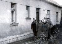 Rodiče Karla Kuchynky (vpravo), v klobouku V. Gregor