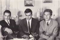 Uprostřed Roman Fürst se svými mladšími bratry Kamilem a Michalem