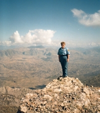 Iva Valdmanová na místě zbořeného paláce v Kurdistánu, 1996 nebo 1997