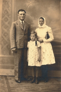 Tatínek František Šesták a maminka Antonie Šestáková, rozená Krausová, s dcerou Annou (1934), foceno kolem roku 1946