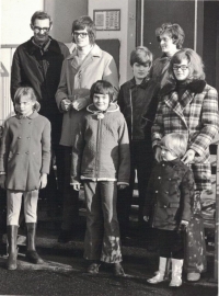 Rodina Lachmanova před domem na sídlišti, Jan třetí zprava, Kdyně, 1972