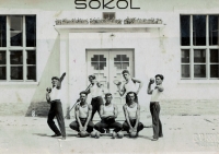 Sokolové v Řevníčově, sedící vlevo je Rudolf Hajný, tchán Karla Kuchynky