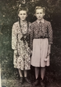 Neonila Hryhorivna Klymjuk (vlevo) s kamarádkou