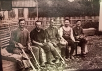 Otec Hryhorij první zleva