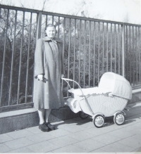Jarmila Ježová s maminkou, přelom roku 1952 a 1953