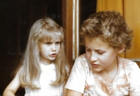 V Podolí se sestrou Haničkou, 1981