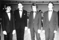 V tanečních (Martin Klíma druhý zprava), 1985