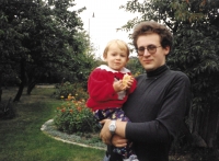 S prvorozenou dcerou Hedvičkou, 1998
