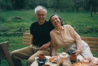 S manželem Jaromírem na chalupě, 1995