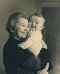 Babička Hermína Vohryzková s Hanou, 1938