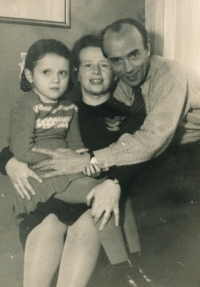 Hana, Anna a Karel Smržovi, cca 1945