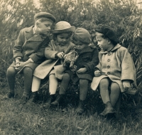 Hana Junová (druhá zleva) s bratranci, cca 1941
