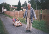 Jaromír Juna s vnoučaty v autíčku vlastní výroby