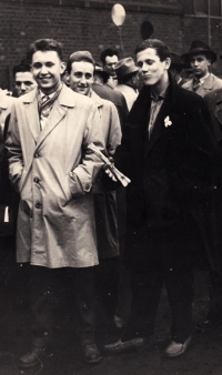 Jiří Lexa (vlevo) na seřadišti před prvomájovým průvodem, Závod 6 Vítkovických železáren Klementa Gottwalda v Ostravě, cca 1958