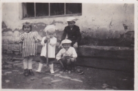 Se sourozenci Jiřím a Zdenou v Pacově, 1943 