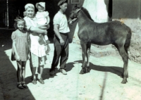 Rodina manželky (budoucí manželka K. Kuchynky je dívka vlevo)