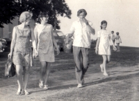 Brigita Hertlová (druhá zprava) s manželem Františkem Čechem