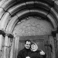 Jan Ságl a Zorka Ságlová před portálem kostela v Zahrádce u Humpolce, polovina 60. let