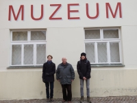Jiří Zedníček with pupils in front of the regional museum