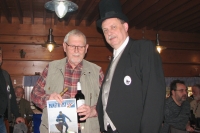 Soutěž v pomalém kouření dýmky O starostovu fajfku ve Valašském Meziříčí, ceny předával fojt Marek Netolička (březen 2019).