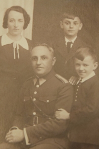 František Humler (vpravo dole) s rodinou