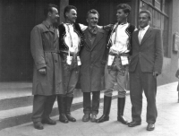 Ladislav Šupka (druhý zprava) s kolegy ze souboru Javořina při Vysoké škole zemědělské (MENDELU) v Brně.