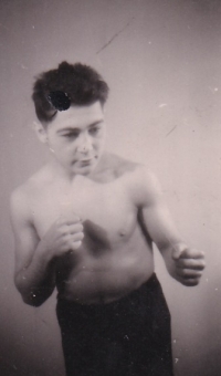Fotografické negativy s fotografiemi Viktora Fische jako boxera 