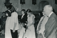 Svatba s Ludvíkem Hradilkem v kostele ve Velké Úpě 22. 7. 1982 (nevěsta s ženichem vlevo)