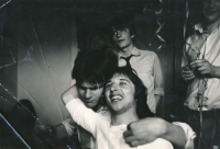 Rozlučka s Janem Mlynárikem (vlevo) v domečku na Buďánkách, cca 1979, bratr Antonín Hradilek (vpředu), Filip Topol (vzadu)