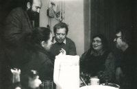 Doma u Stankovičů, zleva: Andrej Stankovič, Václav Havel, Olina Stankovičová a Ivan Martin Jirous, konec 80. let